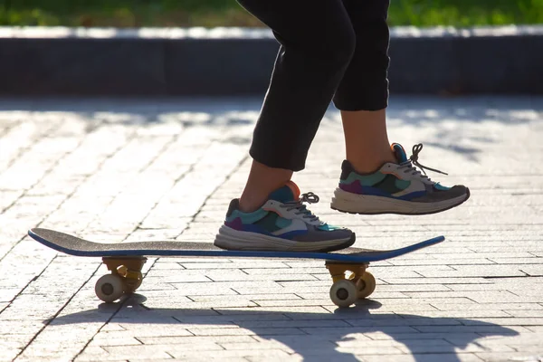 Die Beine Eines Teenagers Der Auf Einem Skateboard Rollt — Stockfoto