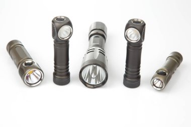 Beyaz arka planda farklı fenerler. Kamp ve ev hayatı için eşya.