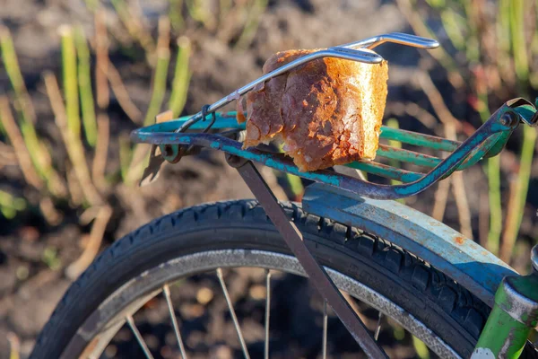 Pedaço Pão Porta Malas Uma Bicicleta Velha Comida Transporte Pobreza — Fotografia de Stock