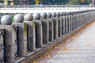 Mermer sütun Gelecekte rıhtım