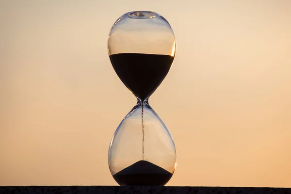 Gün Batımının Arka Planında Kum Saati Hayattaki Zamanın Değeri Sonsuzluk — Stok fotoğraf