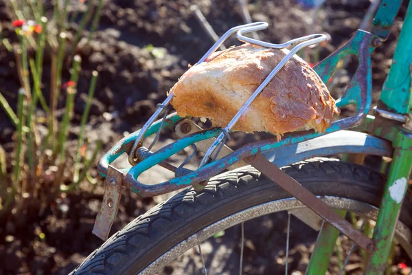 Pedaço Pão Porta Malas Uma Bicicleta Velha Comida Transporte Pobreza — Fotografia de Stock