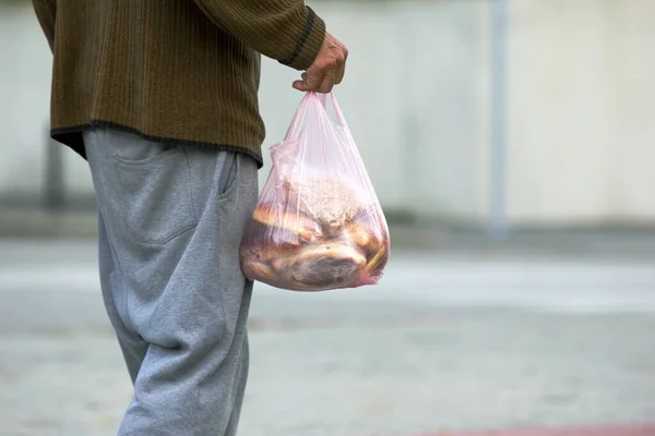Бездомный Бедняга Идет Городской Улице Сумкой Руке Социальные Проблемы Города — стоковое фото
