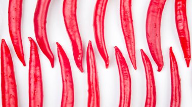 Beyaz arka planda kırmızı kırmızı kırmızı biber. Yemek figürleri. Vitamin sebze yiyeceği.