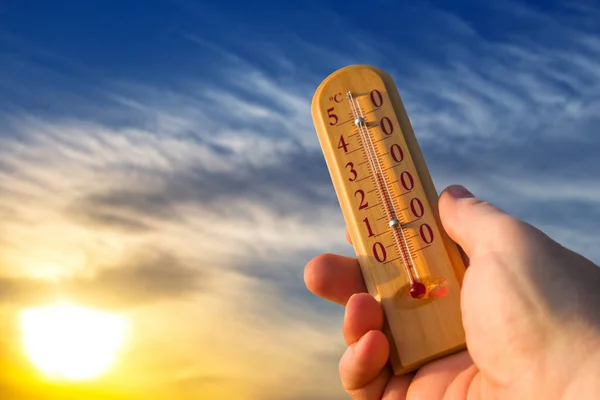 Termómetro Para Medir Temperatura Naturaleza Sobre Fondo Del Cielo Calor — Foto de Stock