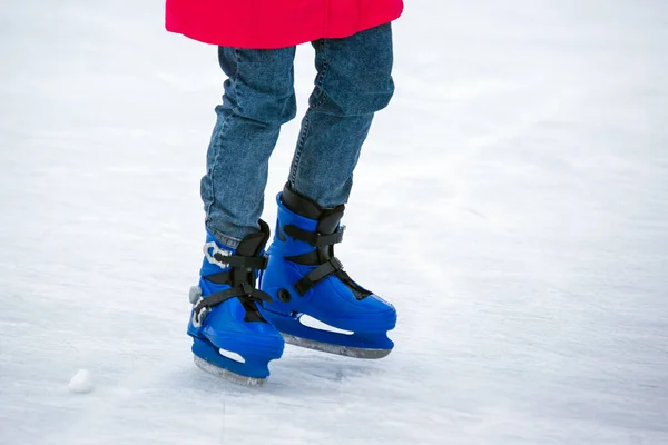 在溜冰场上溜冰人的脚 — 图库照片