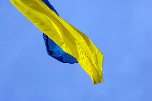 Schwenkt Wind Die Ukrainische Nationalflagge Gegen Den Blauen Himmel — Stockfoto