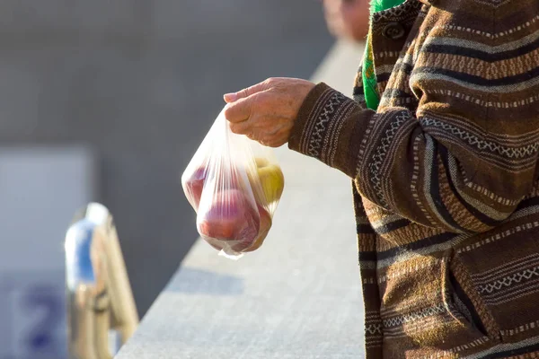 Eine Arme Alte Frau Verkauft Eine Tüte Äpfel Handel Und — Stockfoto