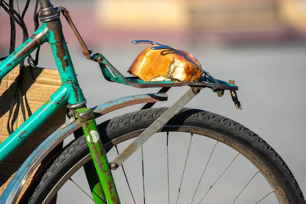 Кусок Хлеба Багажнике Старого Велосипеда Питание Транспорт Бедность Выживание Плохих — стоковое фото