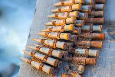 Makineli tüfek kemerinde eski paslı kartuşlar. Ukrayna 'da savaş. askeri mühimmat