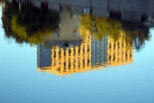 Reflectie Van Het Huis Het Water Tegen Lucht — Stockfoto