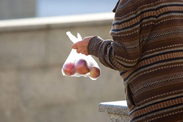 Eine Arme Alte Frau Verkauft Eine Tüte Äpfel Handel Und — Stockfoto
