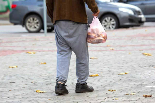 Sin Hogar Pobre Hombre Camina Por Calle Ciudad Con Una — Foto de Stock