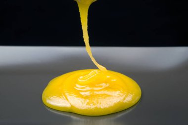 Taze yapışkan çiçekli bal tabağa akar. vitamin organik gıdalar