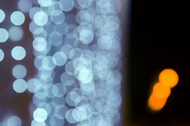 Arka plan renkli fenerlerin ve dekorasyonların soyutlanmasını bulanıklaştırdı. sokak renkli ışıkların bokeh dokusu