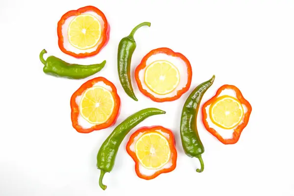 Rode Zoete Groene Paprika Citroen Een Witte Achtergrond Groenten Voor — Stockfoto