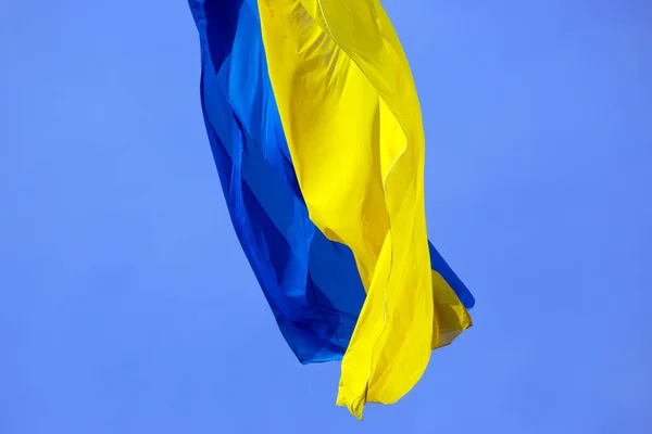 Розмахуючи Вітром Державний Прапор України Проти Блакитного Неба — стокове фото