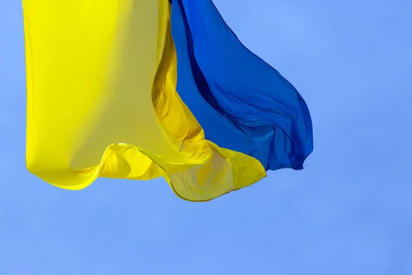 Κυματίζει Στον Άνεμο Εθνική Σημαία Της Ουκρανίας Ενάντια Στον Γαλάζιο — Φωτογραφία Αρχείου