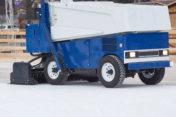 特殊な機械氷の収穫機をきれいにアイス スケート リンク — ストック写真