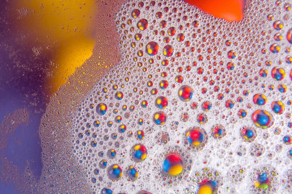 Abstract Gekleurde Ballen Van Olieachtige Vloeistof Een Wazige Achtergrond — Stockfoto