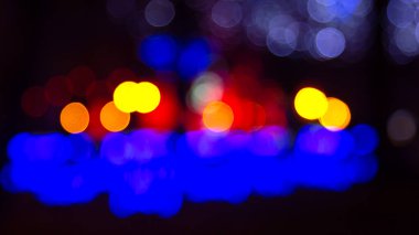 Arka plan renkli fenerlerin ve dekorasyonların soyutlanmasını bulanıklaştırdı. sokak renkli ışıkların bokeh dokusu