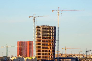 İnşaat vinci olan çok katlı bir bina..