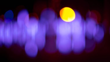 Arka plan renkli fenerlerin ve dekorasyonların soyutlanmasını bulanıklaştırdı. sokak renkli ışıkların bokeh dokusu