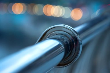 Nehir setinin yakınındaki paslanmaz maddeden yapılmış tırabzanlar. sanayi kenti altyapısı