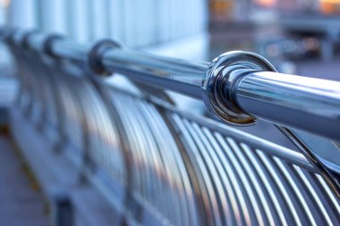 Nehir setinin yakınındaki paslanmaz maddeden yapılmış tırabzanlar. sanayi kenti altyapısı