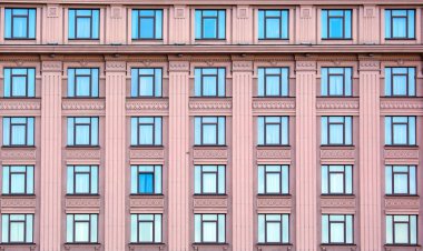 Pencereli bina cephesi. Şehirdeki konut sanayii