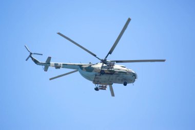 Askeri helikopter gökyüzünde uçuyor. Hava Taşımacılığı