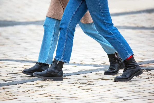 穿着牛仔裤的妇女的腿在城市街道上一起行走 — 图库照片