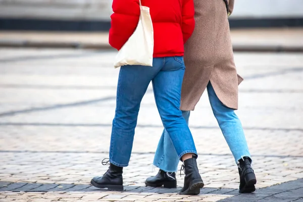 Pernas Mulheres Jeans Andando Juntas Longo Rua Cidade — Fotografia de Stock
