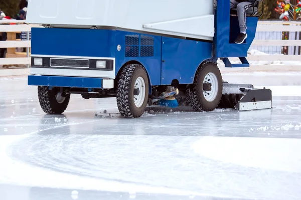 Special Machine Ice Harvester Cleans Ice Rink — Stock Photo, Image