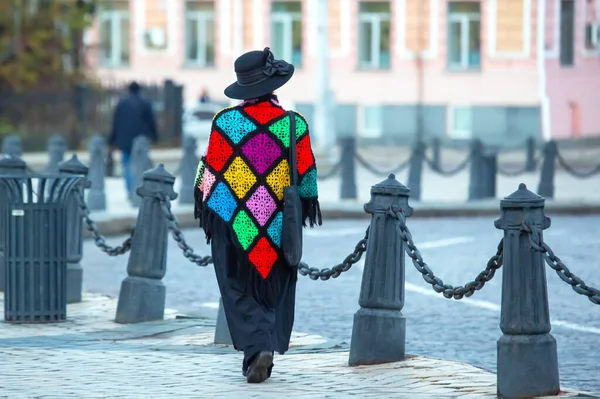 穿着彩色外套的优雅女人沿着城市街道走着 — 图库照片
