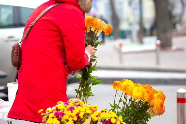 Street Flower Vendor Selects Flowers Bouquet — Stock Photo, Image