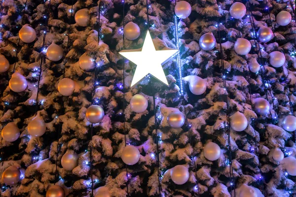 Μέρος Της Διακόσμησης Χριστουγεννιάτικου Δέντρου Καλυμμένου Χιόνι Φόντο Εορταστική Διακόσμηση — Φωτογραφία Αρχείου