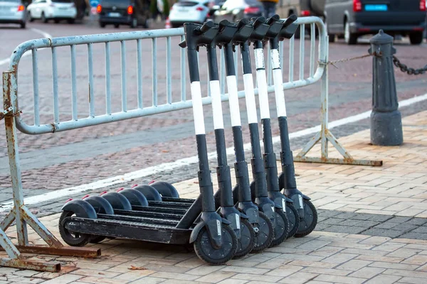 Egy Elektromos Robogónak Parkoltam Utcán Közlekedés Aktív Emberek Város Körül — Stock Fotó