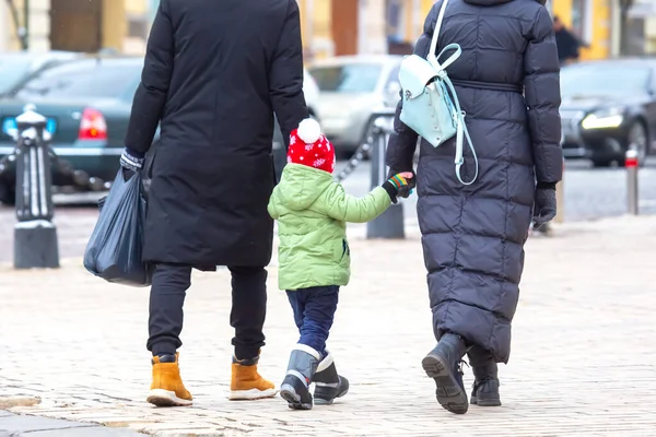 Föräldrar Med Ett Litet Barn Går Tillsammans Längs Stadens Gata — Stockfoto