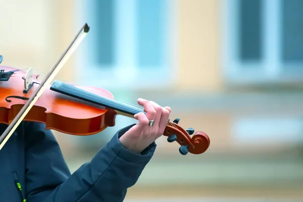 Straatmuzikant Die Viool Speelt Muzikale Creativiteit Buig Snaarmuziekinstrument — Stockfoto