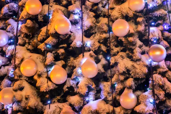 被雪覆盖的圣诞树装饰的一部分 背景及节日装饰 — 图库照片