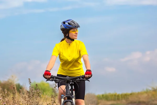 Schöne Radfahrerin Fährt Auf Dem Feld Auf Dem Fahrrad Gesunder — Stockfoto