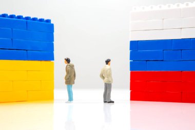 Minyatür insanlar. Renkli blok yapımcılarından Ukrayna ve Rus bayrağı. İlişki ülkelerinin sorunu. Rusya 'nın Ukrayna' ya saldırısı.