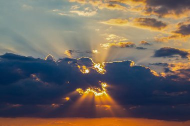 Gökyüzündeki ve güneşdeki bulutların anlamlı kontrastı. Bulutların doğası ve güzelliği