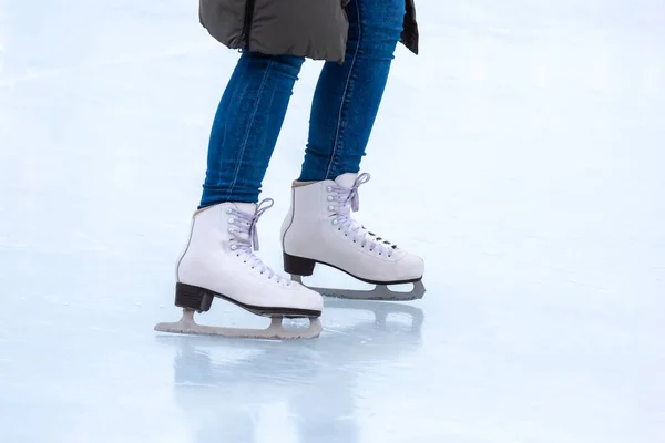 Buz Pateni Pistinde Kayan Birinin Bacakları Hobiler Kış Sporları — Stok fotoğraf