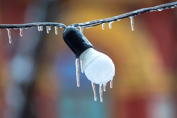 Jégcsapok Fagyott Közvilágítású Lámpákon Téli Időjárás Szezonban Utcai Belső Részletek — Stock Fotó