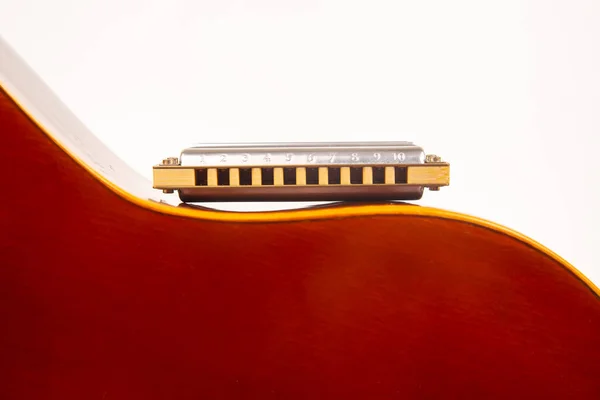 Armónica Descansa Sobre Cuerpo Una Guitarra Clásica Instrumento Viento Musical —  Fotos de Stock
