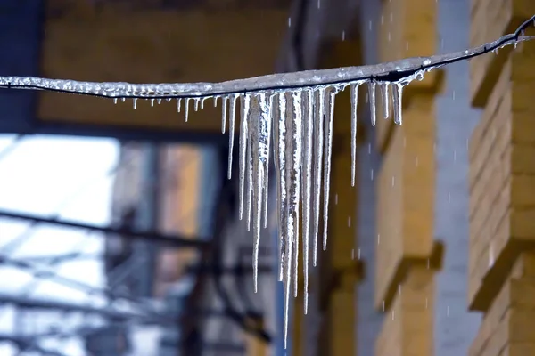 Icicles Wires Street Houses Invierno Temporada Naturaleza —  Fotos de Stock