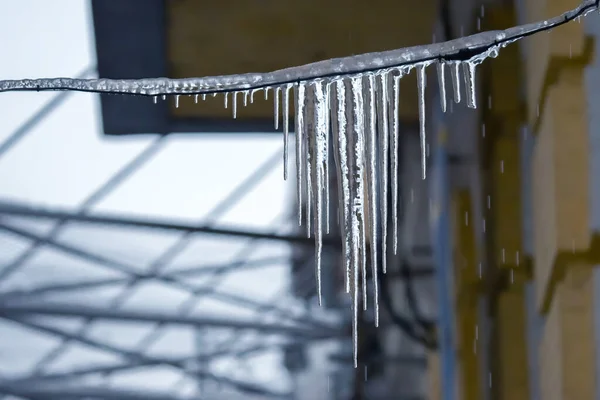 Eiszapfen Drähten Der Nähe Von Straßenhäusern Winterzeit Natur — Stockfoto