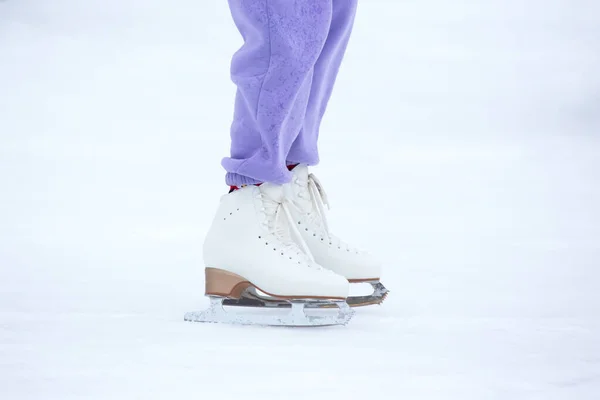 Beine Eines Schlittschuhläufers Auf Einer Eisbahn Hobbys Und Wintersport — Stockfoto